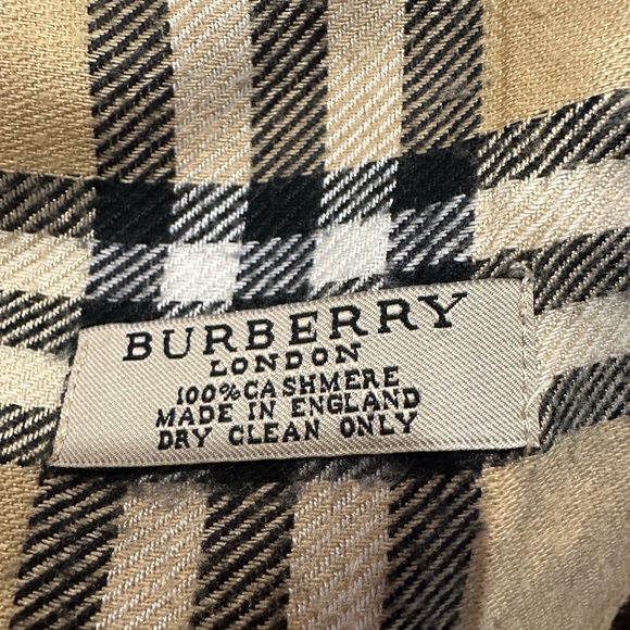 Burberry London wide 100% Cashmere scarf - Picture 8 of 8